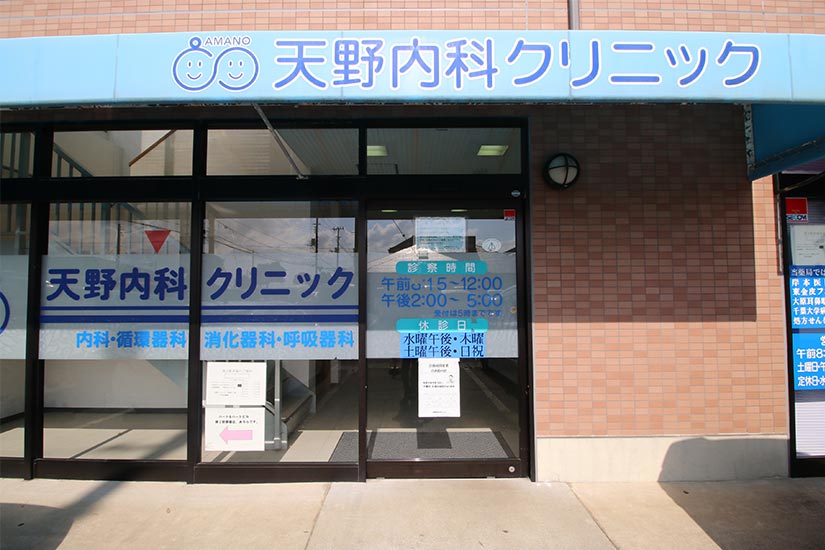 ビルのエントランスはこちらです